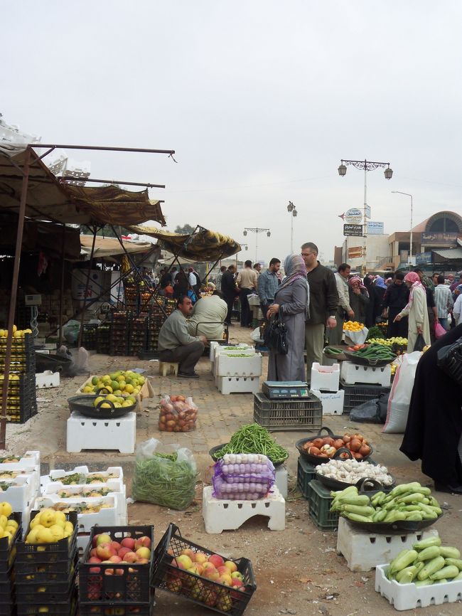 　通行できないほど多くの人で賑わっています。<br /><br />