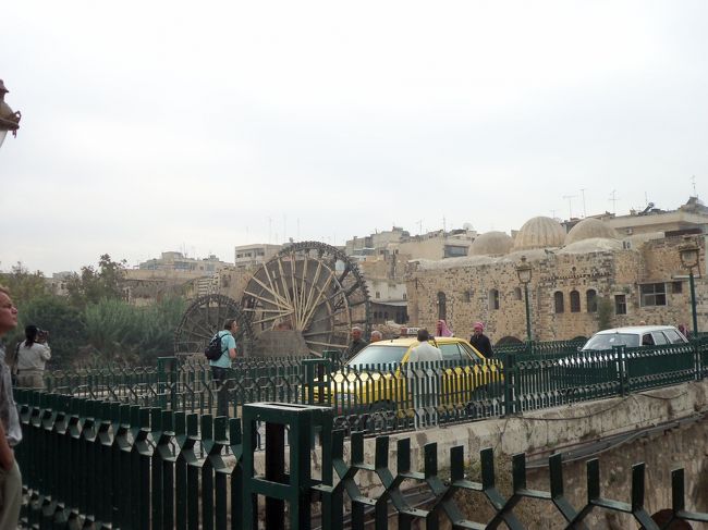 　「アン・ノウリ・モスク」へ到着。<br /><br />　黒い玄武岩と黄色い石灰石でできたミナレットがこのモスクの特徴。<br /><br />