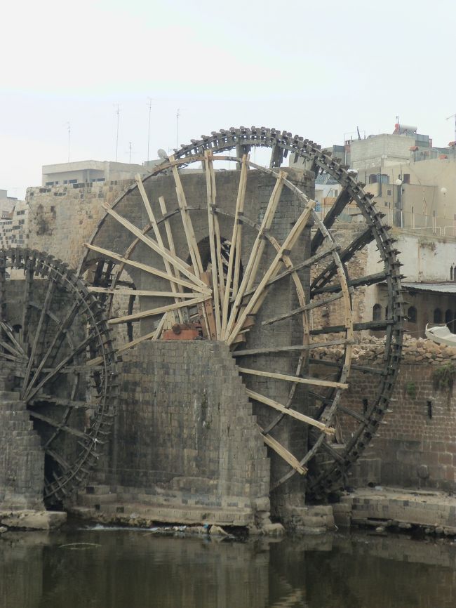 <br />　モスク横のこの水車は一番大きく直径２０ｍ以上あります。<br /><br />