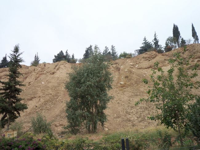 　モスクから見える小高い丘にある城壁跡。<br /><br />