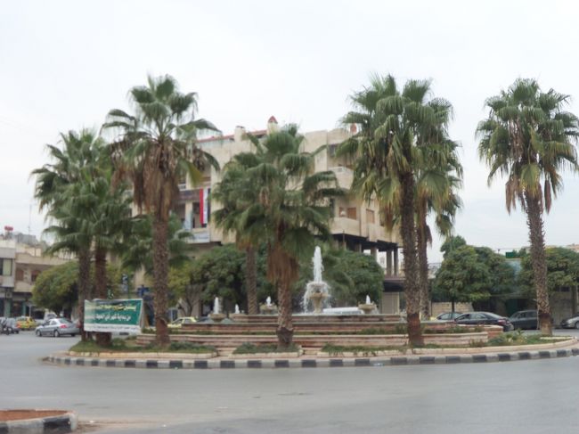 　城壁と云っても斜面は緑の草に覆われ、ほとんどその痕跡はありません。<br /><br />