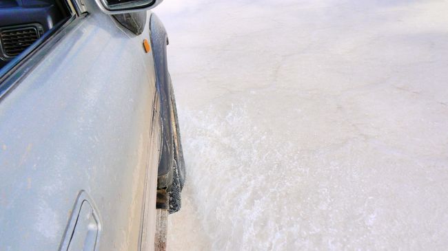 こんな塩水のとこを行くから、車は汚れるし故障の原因にもなる。<br />だからドライバーはあんまり雨季の塩湖は走りたくないらしい。