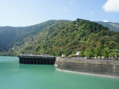 ここは、多摩川を小河内ダムによって堰き止めて造られた人造湖。昭和32年に、竣工。