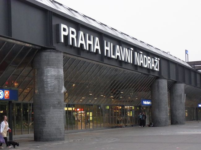 <br />時差のため、しばらくは超早起きです。<br /><br />ホテル周辺を散歩し、中央駅にも…。<br /><br />ヨーロッパを旅しているらしき人たちがたくさんいました。<br /><br />