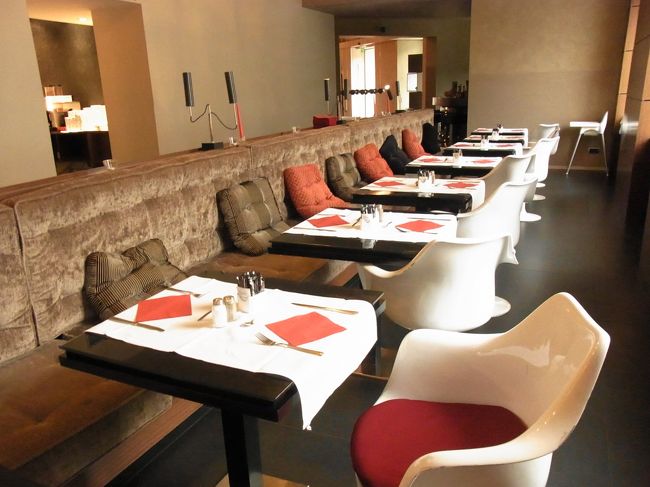 <br />朝食の時間です。<br /><br />ホテル１階のレストランにて、バイキング。<br /><br />ごく一般的な内容でしたが、チーズやハムおいしかったです〜。