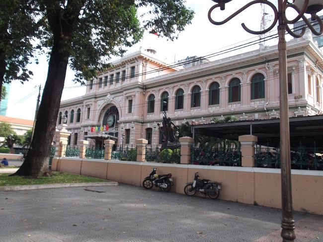 右手には郵便局があります。