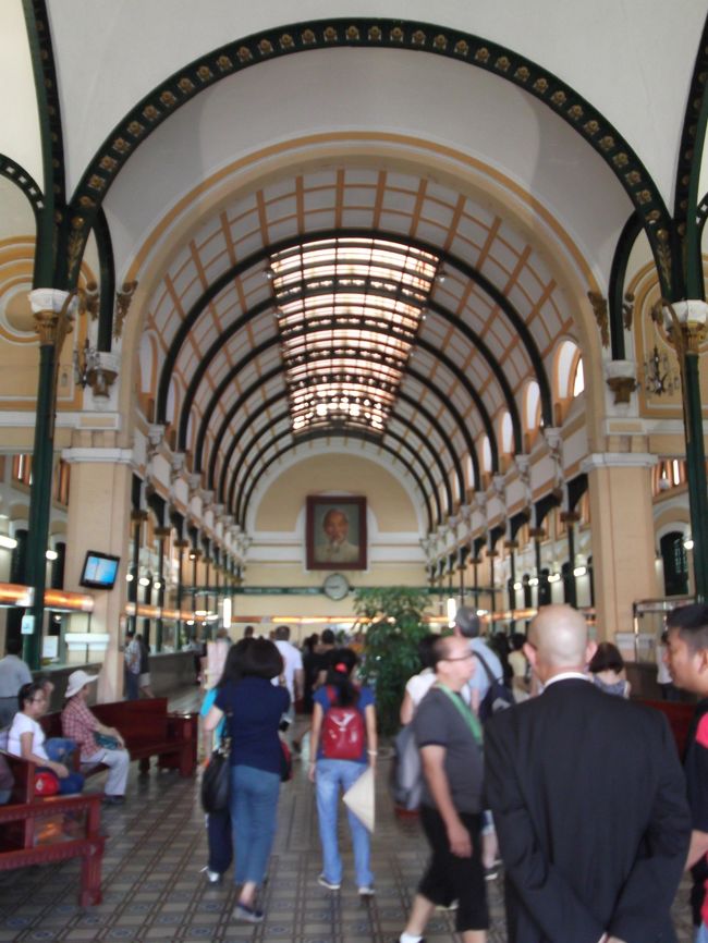 古い建物ですが、今でもバリバリ現役の郵便局です。郵便物を送ったり、国際電話もかけられます。手前にはお土産屋さんもあります。