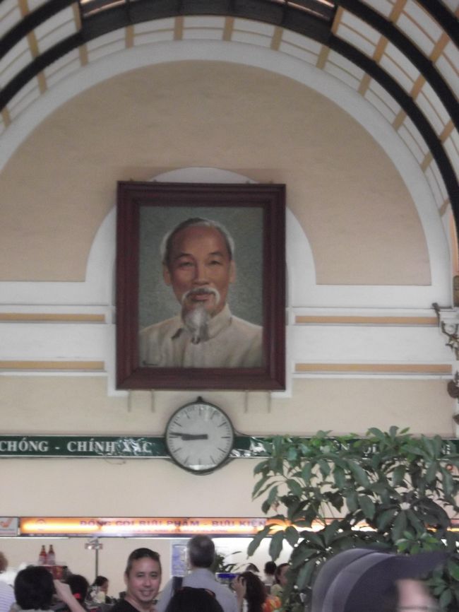そして建物の奥にはホーチミンさんの絵があります。