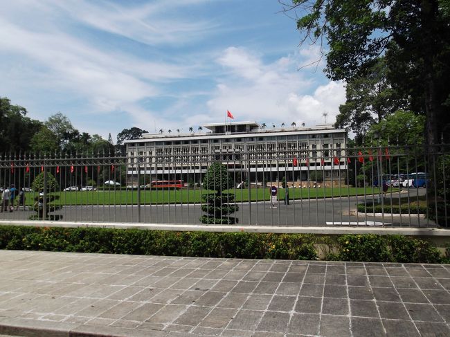 この後戦争証跡博物館へ。ベトナム戦争で犠牲になったベトナム人の写真がたくさん展示されています。戦争のあまりの悲惨さに写真を撮る気が起きなかった為、写真がありません。でも見に行く価値はあります。<br /><br />この建物は統一会堂です。南ベトナム政権時代の大統領官邸であり、ベトナム戦争終結の場所です。…が今回は中へは入らず。
