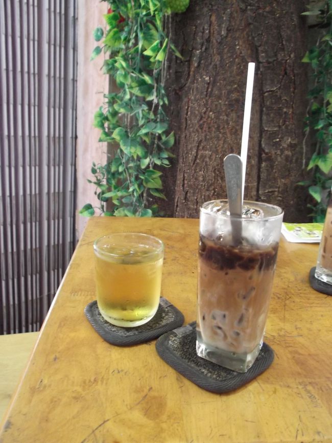暑い〜。溶けそうです。カフェへ立ち寄り休憩です。カフェスアダー（練乳入りアイスコーヒー）を頼んだら、冷たいお茶もついてきました。