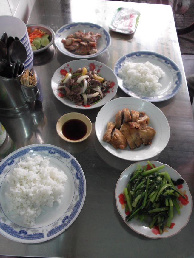 好きなお惣菜を指さしてオーダーします。