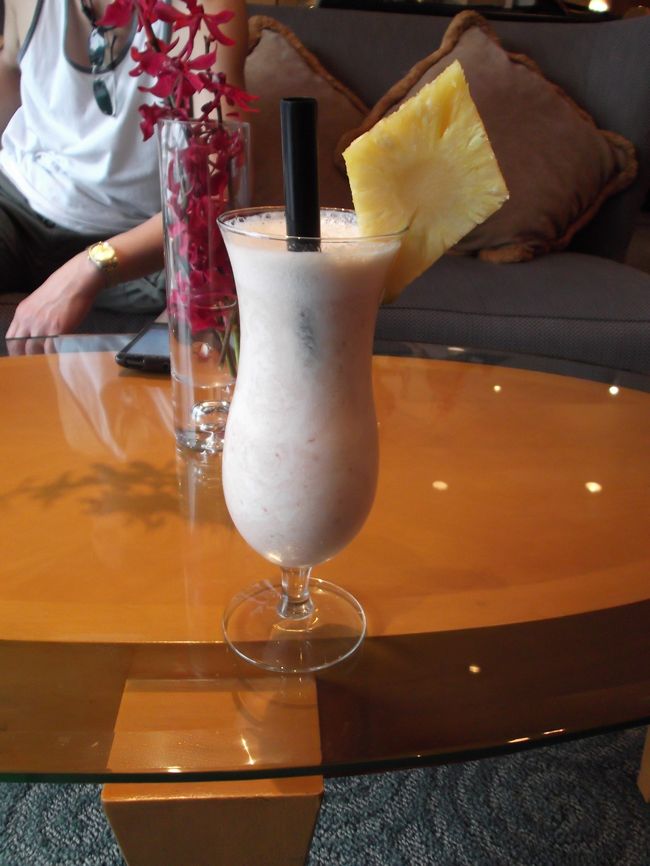 その後お土産などを買いつつブラブラしていたら、雲行きが怪しくなり、土砂降りの雨に。ホーチミンの夕立は少しぐらい濡れてもいいや〜なんてものではありません。ものすごい強風と豪雨になりますのでお茶をするなりショッピングをするなり屋根のあるところへ避難しましょう。いつも1時間ぐらいで止みます。私たちはたまたまカラベルホテルの前にいたので、ロビーのカフェでお茶をして雨が止むのを待ちました。