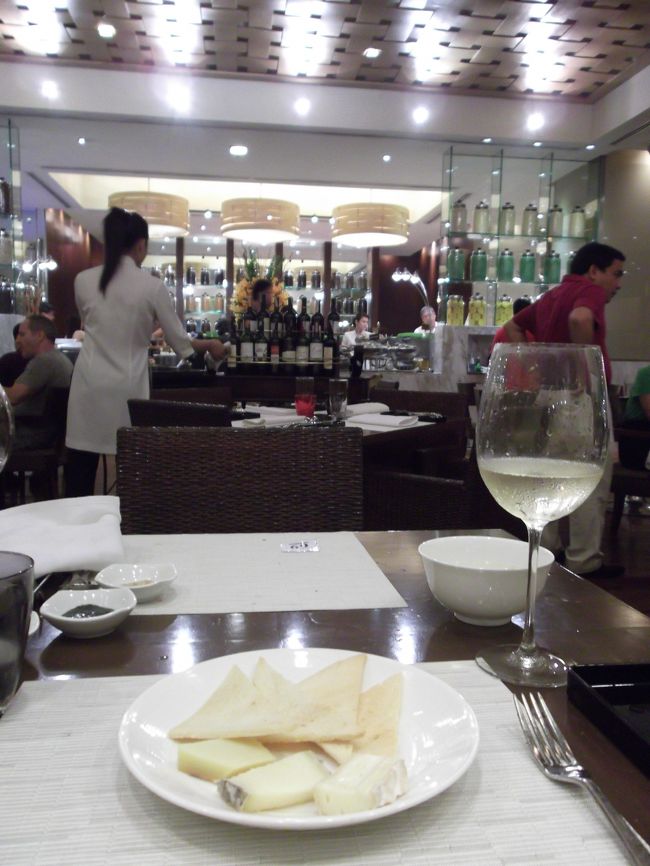 荷物をまとめてチェックアウト。空港への送迎のピックアップが20時なのでそれまで私のお気に入りホテルのカラベルホテルのディナーブッフェへ。<br /><br />何故かチーズから食べ始める私。だって美味しいんだもん。ワイン飲み放題です。
