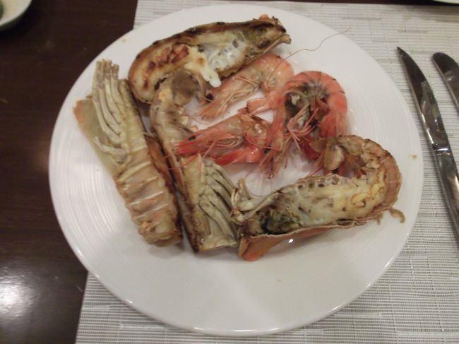 ブッフェ台から好きなシーフードを選んで調理してもらいます。エビプリプリ美味しい！！！幸せ〜