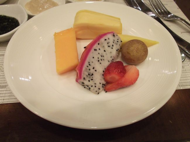 トロピカルフルーツも食べ収め。あ〜あ、もうそろそろお迎えの時間か。遊んでいると時間の経つのが早いな。