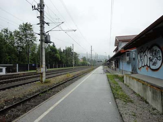アイゲンの駅<br /><br />６月２日。今日も雨。今日はモントゼーに行って、その後、ミュンヘンに行く予定だったのですが、昨日、モントゼーに行ってしまったので時間の空きがあります。そういえばアイゲンにVilla Trappがあったのを思い出しました。ここは映画ではなく、本当にトラップ一家が住んでいたところで今はホテルになっています。７番のトロリーバスはミラベルプラザからは乗れません。何回目だろう？ミラベル庭園を通り抜け、マカルトシュテク（マカルト橋）を渡り、旧市街方面へ。先日調べておいたバス乗り場に行くと、すぐに７番のバスがやってきました。雨の中バスは順調に走り、２０分くらいでアイゲンに到着。地元の人に場所を聞くと駅の階段を降りて反対側に行き、まっすぐ５分くらい行ったところだと教えてくれました。