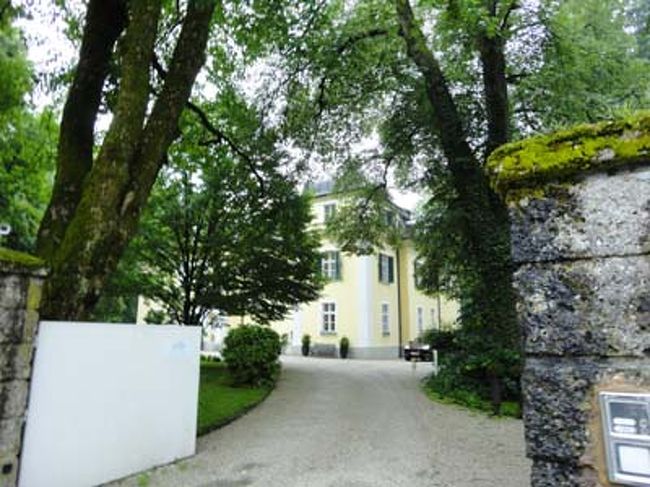 Villa trapp<br /><br />教えられた通りに歩いて行くと、ありました。入口にはprivate。guest onlyと書かれています。中に入りたい気持ちをぐっと抑えて、外から写真を撮り、帰ろうと思ったら、sholos aigenと書かれた道案内があります。お城があるのかなと思い進んでいくと教会があり、そのとなりにホテルがありそのホテルの名前がsholos aigenと書かれていました。