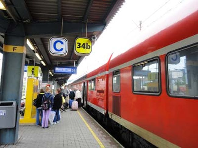 ドイツ国鉄ＲＥ　レギオナル　エキスプレス<br /><br /><br />荷物を持ってバスで中央駅に。ザルツブルク〜ミュンヘン間はバイエルンチケットが使えます。窓口で買うと€２３。券売機だと€２１。先日ミュンヘンで券売機の操作方法は練習したので問題なく購入することができました。後ろ髪を惹かれる思いでドイツ国鉄のＲＥへ乗り込みます。電車は２時間ちょっとでミュンヘン中央駅へ到着しました。