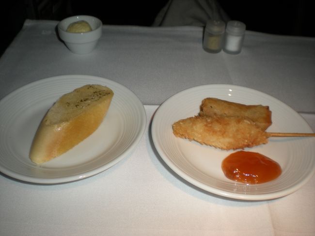 夕食の前菜<br /><br />春巻きと魚のフライ？？<br /><br />パンはガーリックトースト