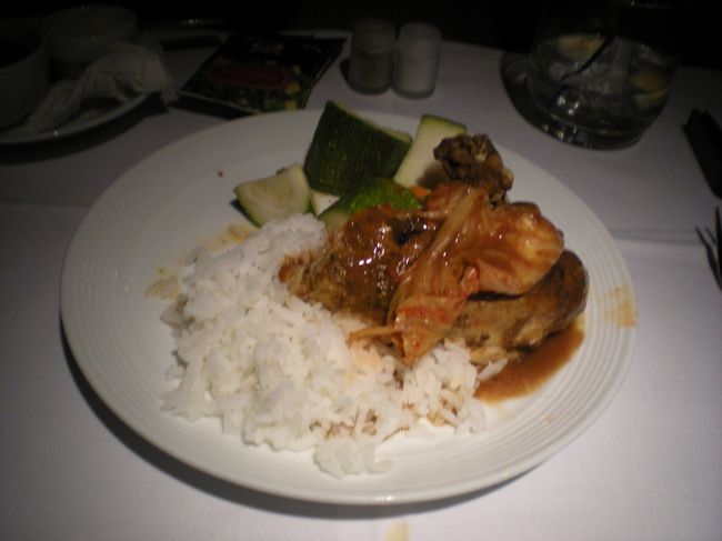 夕食のメイン<br /><br />チキンを選択<br /><br />なんとキムチがのってる<br /><br />味はおいしいのか？おいしくないのか？不思議な味