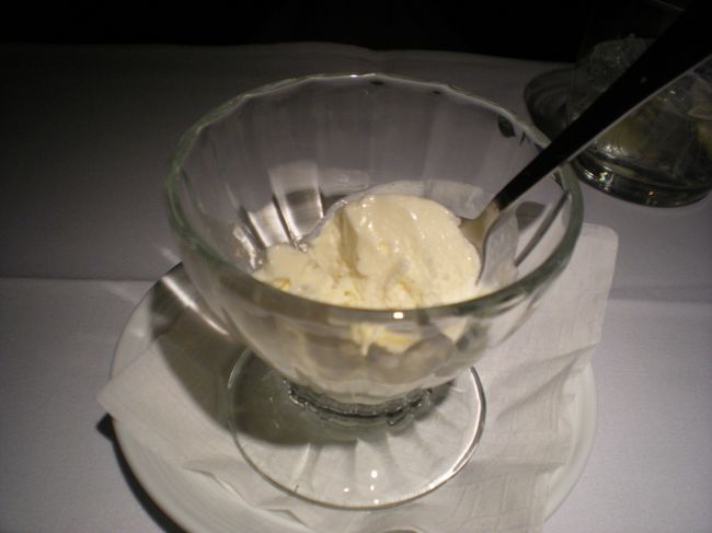 夕食のデザート<br /><br />チーズとアイス<br /><br />私はアイスだけ<br /><br />微妙にとけてから固まった感じでまずい<br />