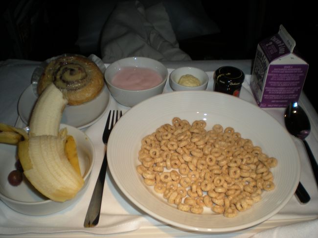 6月28日<br /><br />時間変わりまして到着前の朝食<br /><br />チーズオムレツかシリアルの選択<br /><br />私はシリアル<br /><br />久しぶりに食べておいしかった