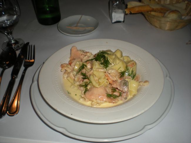 食事はイタリアンな感じ<br /><br />私はサーモンと小エビのタリアテッレ<br /><br />まあまあ