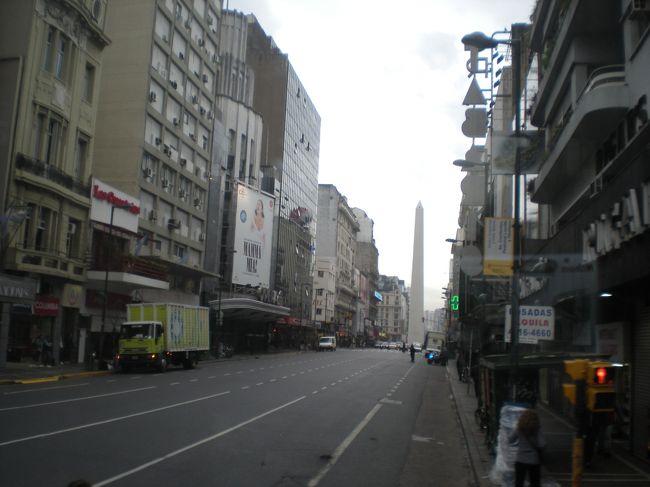 道の向こうに見えるのはオベリスコ