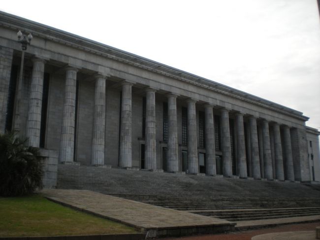 法律の大学<br /><br />アルゼンチンは公立なら学校がすべて無料なのだとか