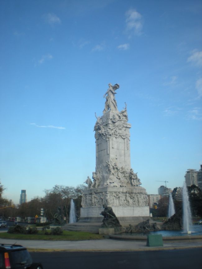 スペイン人記念碑<br /><br />ブエノスアイレスの街には記念碑らしきものが数多くある<br /><br />ありすぎなんじゃないかな？