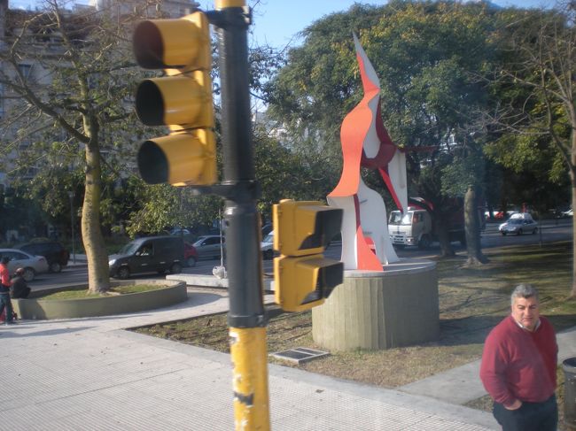 これ、日本が寄付したものらしいです<br /><br />意味不明ですよね？<br /><br />それともすっごく有名な作家ものとか？