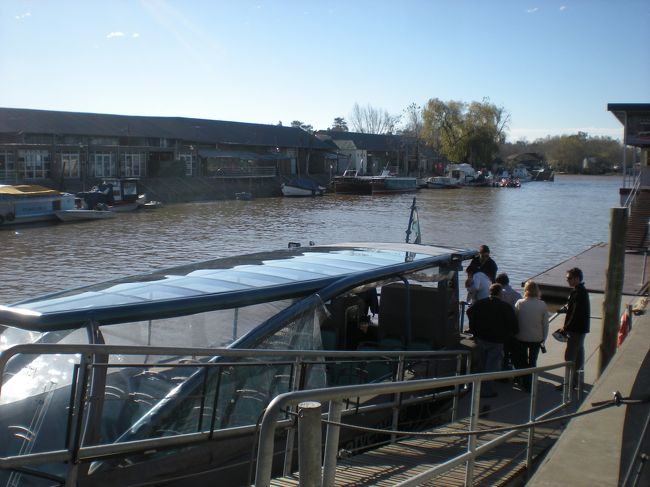 ティグレ<br /><br />ボートツアー<br /><br />かわの水はとってもきたない<br /><br />ここで週末をすごすのが裕福なあかしとか？