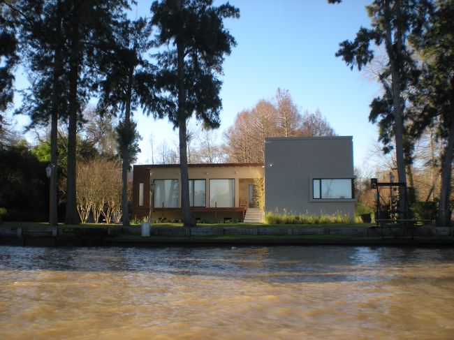 一番気に行ったおうち<br /><br />船がないと生活できないらしいけど<br /><br />こんな感じのなら住んでもいいかも<br /><br />500万くらいで購入できるらしい<br /><br />でも毎年外壁を塗り直さないといけないんだって