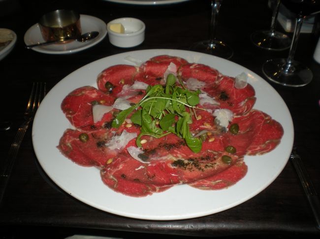 ステーキは食べられそうにないので、ビーフカルパッチョ<br /><br />ふつうにおいしい