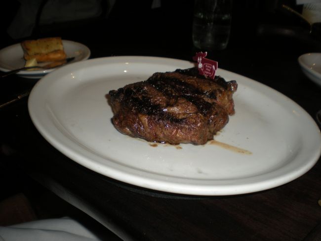 息子のリブアイステーキ<br /><br />ちょう特大<br /><br />でもおいしかった<br /><br />っていうか、大きすぎでしょ