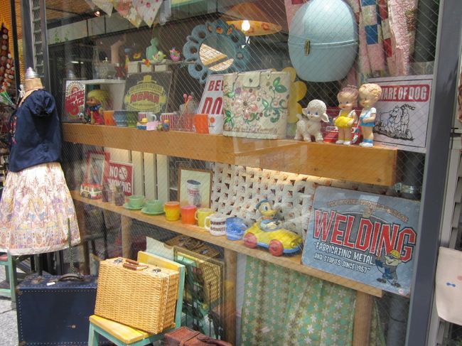 近鉄奈良駅から東向き商店街、もちいどのセンター街を通り抜けて行きます。<br /><br />小さな箱型のお店が集まってる奈良キューブ<br />アメリカン雑貨のお店にはレトロなものもたくさん、フィッシャープライスのおもちゃの部品もあってうちにも３０年以上前に子供たちのために買ったのがまだ残ってるので懐かしく、しばし店員さんとおしゃべり、レア物はもう手に入らないので大事にしようと思います。