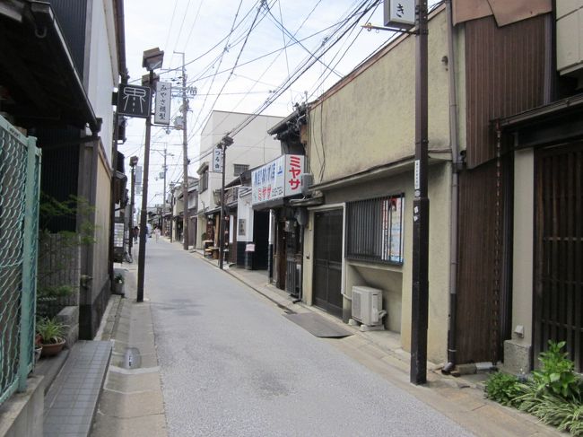 センター街を超え、大きな通りに出て信号を渡ったあたりからが奈良町です。