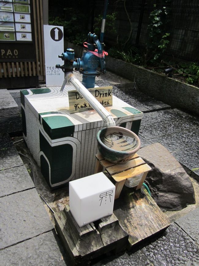 すぐに目につくのが界（ＫＡＩ）<br />ここも小さなお店の集合体ですが中庭を覗くとこんな井戸があります。