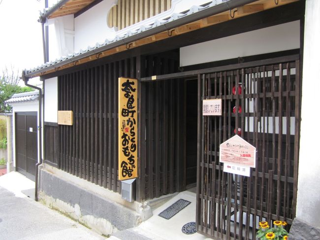 少し歩いて「奈良町からくりおもちゃ館」<br />町屋を改修してこの春開館したばかりです。<br /><br />からくりおもちゃなどの展示もありますが建物を見るのが目的、半分くらい改修が済んで新しくなってます。<br /><br />無料ですしボランティァガイドさんもいます。<br />かぜがとおりぬけてすずしいですし散れもきれいなので立ち寄りスポットとしてはいいですね。