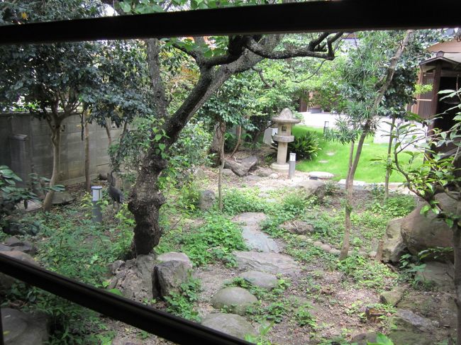 京町屋とよく似たつくりでおくどさんのある細長い通路を抜けたら中庭、きれいに手入れされてます。<br />