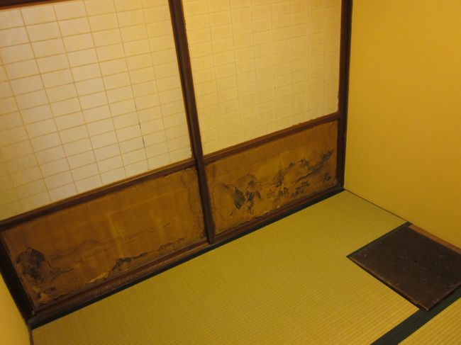 省エネのため電気が消されてましたが小さなお茶室があって障子の下の絵は昔のままとのことで電気をつけてくださったので写真を撮らせてもらいました。<br /><br />たった２畳なので精いっぱい引いてこの程度しか撮れません