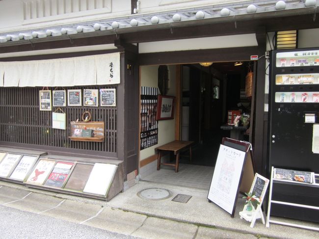 このあたりから先は路地になっていてくねくねと細い道になります。<br />