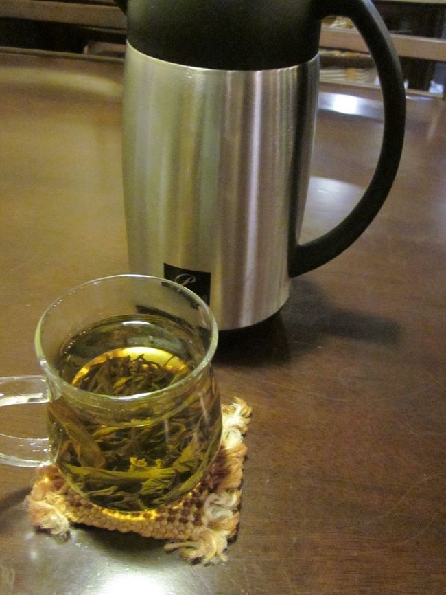 お茶の専門店ですのでランチでもまずお茶から出されます。<br /><br />本日のお茶は熊野の釜炒り茶、半分くらいになったらお湯を継ぎ足し継ぎ足し…半日くらいは飲めるそうです。