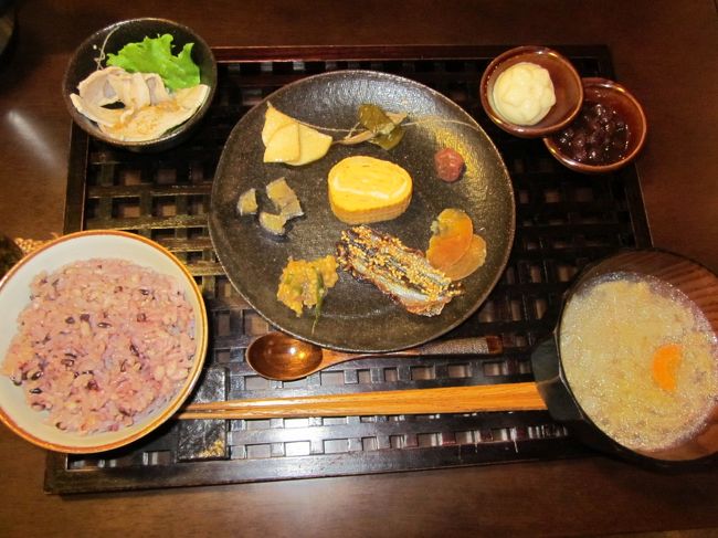 本日のランチ、８００円<br />五穀米がもちもちして結構おなか膨れます。<br /><br />喫茶ならお茶とセットのスイーツもいろいろあるので次はティータイムに来てみたいです。