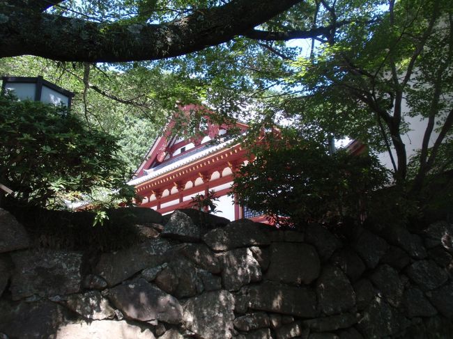 木々と石垣の合間から<br />本堂の朱が見えました。