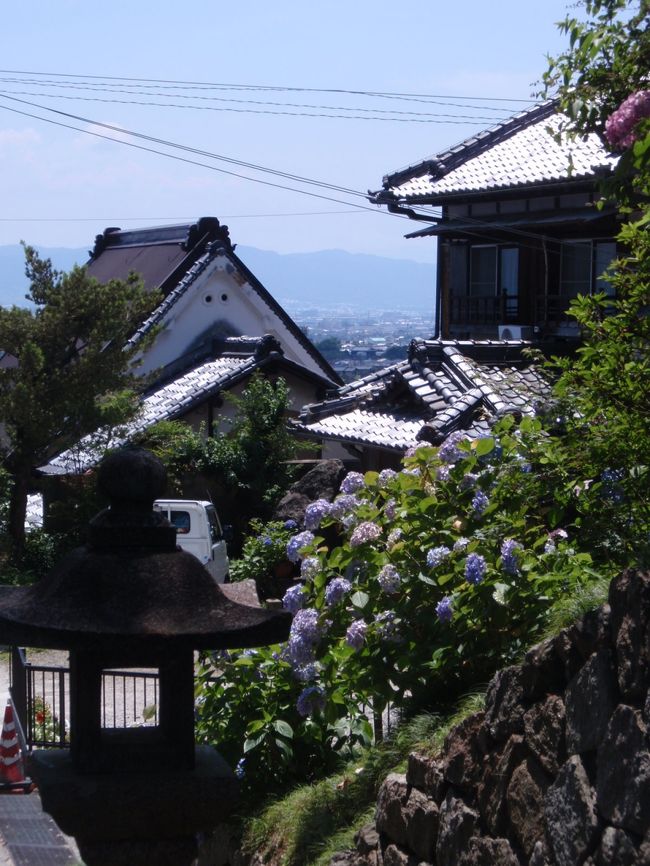 山門へ戻ってきたところから<br />大和棟の民家を撮影。