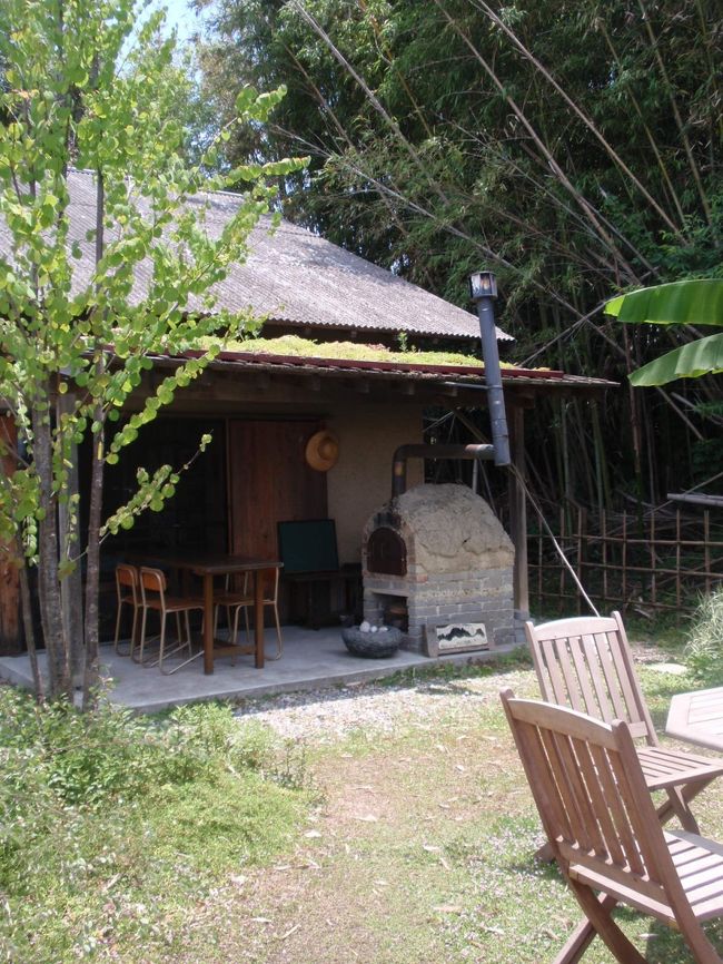 テラスには窯がありました。<br />今日は火を入れていないようです。