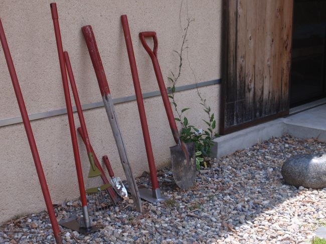 庭道具も色をそろえると<br />こんな風に立てかけておくだけで絵になりますね。