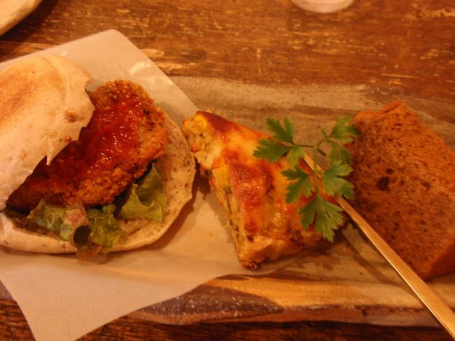 ここは天然酵母パンがおいしいと評判なのだそうです。<br />どうやらお肉も使っていない様子。<br />私は車麩のフライのサンドセットを注文しました。<br />パンはモチモチしていて、フライもおいしかったです。