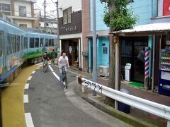 江ノ電はご存知の通り一部が路面軌道だが、こんな所を曲がって行く。
地元の子供達は慣れたもので、この状況で電車の横を自転車で対向して走って来る。
電車の速度は相当に遅いのだが、なかなかにスリリング。